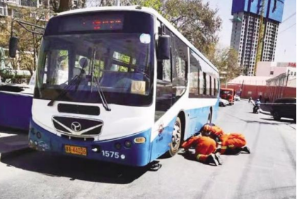 男子被卷入车底 消防紧急救援